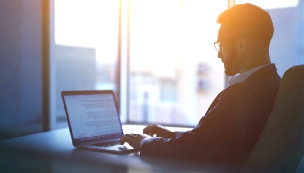 Steuerberater arbeitet digital ohne Papier am PC